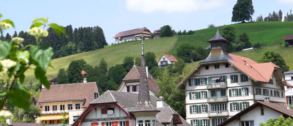 Eine Genossenschaft mit 20 Mitgliedern möchte in einem Einfamilienhausquartier in Langnau im Emmental ein Generationenhaus errichten.